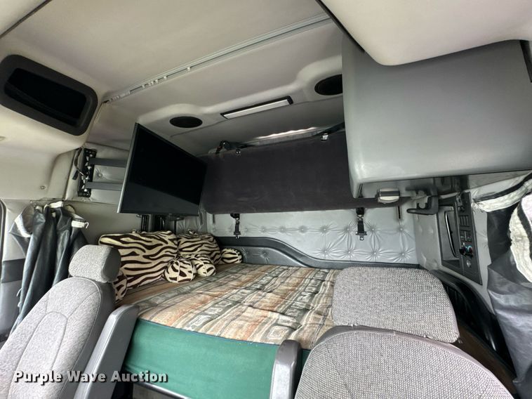 image for item DU9764 1999 Volvo VNL flatbed truck