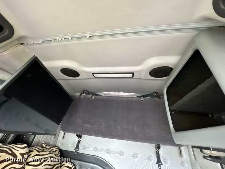 image for item DU9764 1999 Volvo VNL flatbed truck