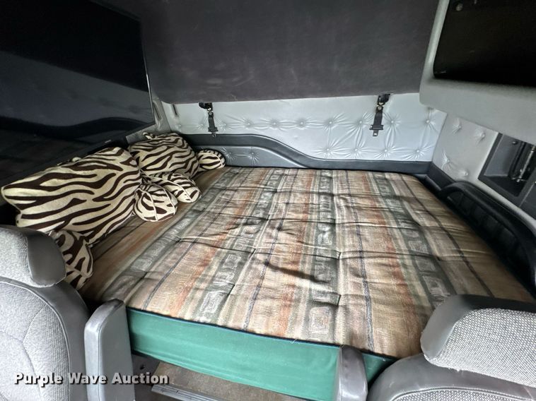 image for item DU9764 1999 Volvo VNL flatbed truck