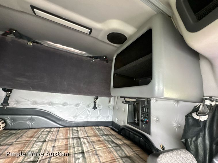 image for item DU9764 1999 Volvo VNL flatbed truck