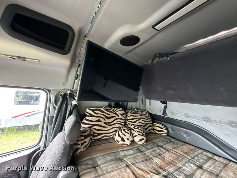 image for item DU9764 1999 Volvo VNL flatbed truck