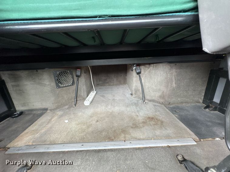 image for item DU9764 1999 Volvo VNL flatbed truck