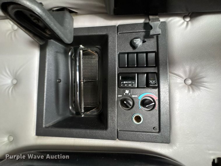 image for item DU9764 1999 Volvo VNL flatbed truck