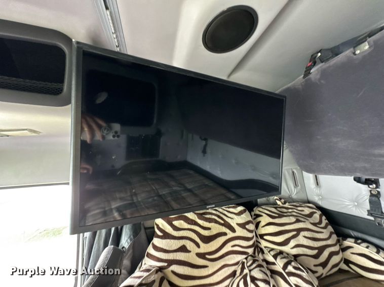 image for item DU9764 1999 Volvo VNL flatbed truck