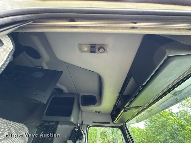 image for item DU9764 1999 Volvo VNL flatbed truck