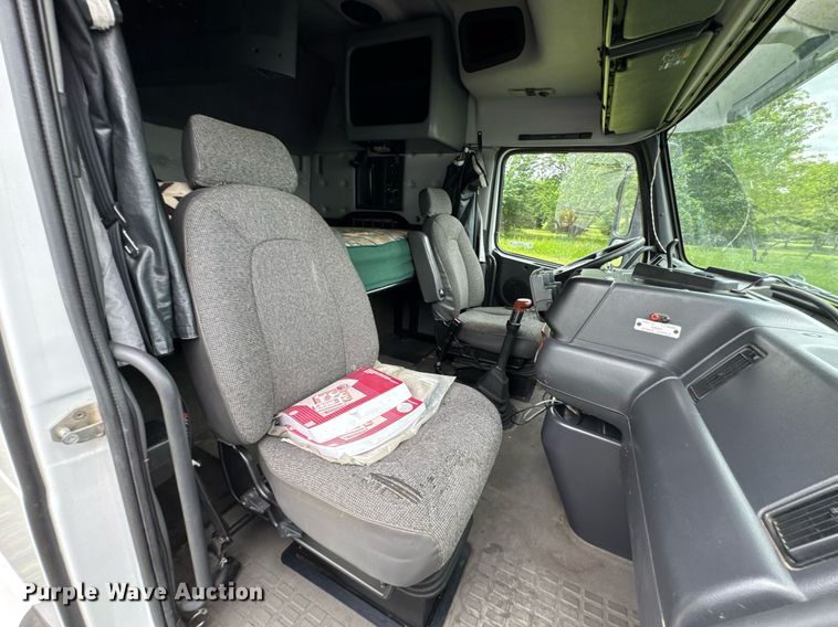 image for item DU9764 1999 Volvo VNL flatbed truck