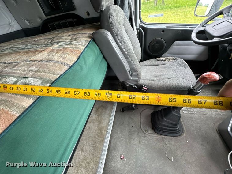 image for item DU9764 1999 Volvo VNL flatbed truck