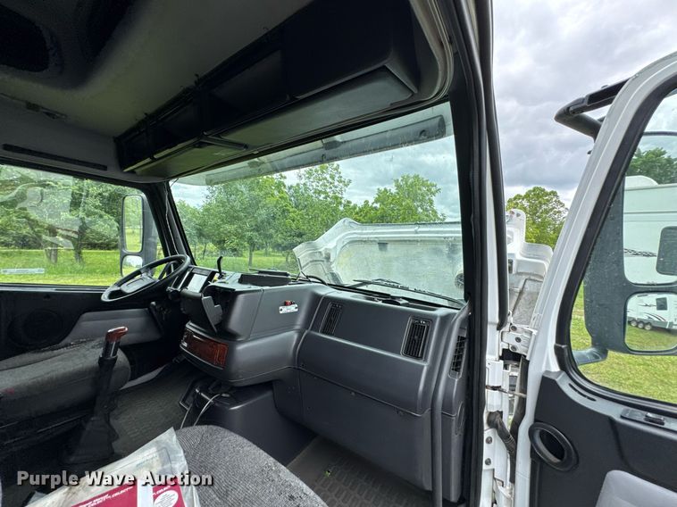 image for item DU9764 1999 Volvo VNL flatbed truck