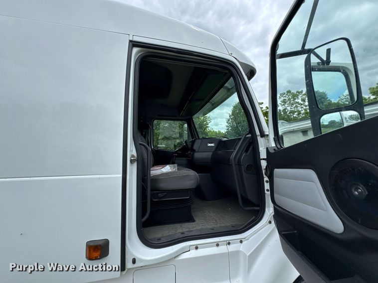 image for item DU9764 1999 Volvo VNL flatbed truck