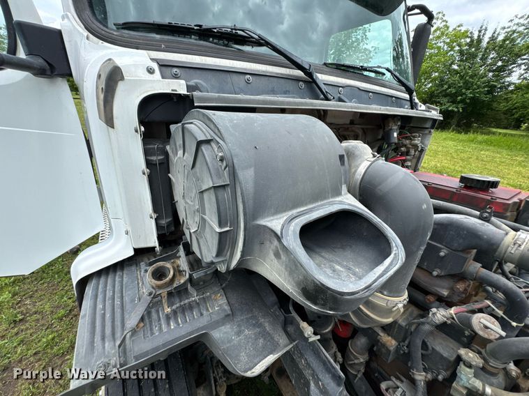 image for item DU9764 1999 Volvo VNL flatbed truck