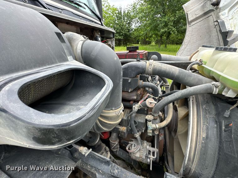 image for item DU9764 1999 Volvo VNL flatbed truck