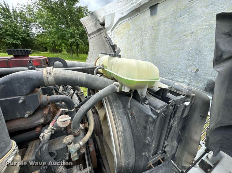 image for item DU9764 1999 Volvo VNL flatbed truck