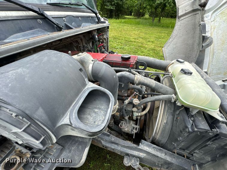 image for item DU9764 1999 Volvo VNL flatbed truck