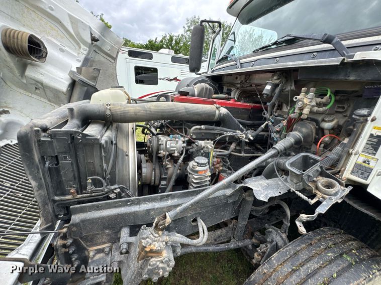 image for item DU9764 1999 Volvo VNL flatbed truck