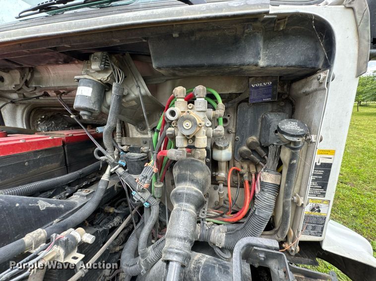 image for item DU9764 1999 Volvo VNL flatbed truck