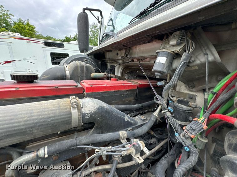 image for item DU9764 1999 Volvo VNL flatbed truck