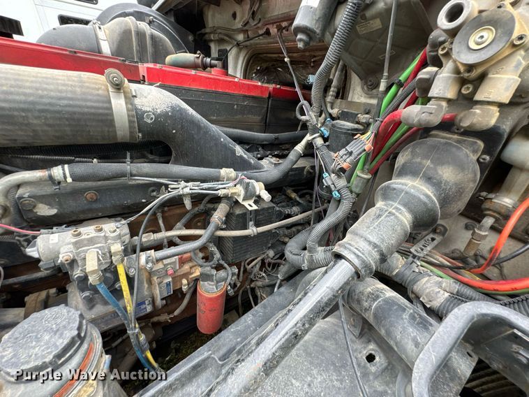 image for item DU9764 1999 Volvo VNL flatbed truck