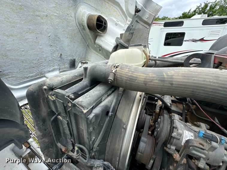 image for item DU9764 1999 Volvo VNL flatbed truck