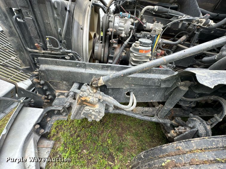 image for item DU9764 1999 Volvo VNL flatbed truck