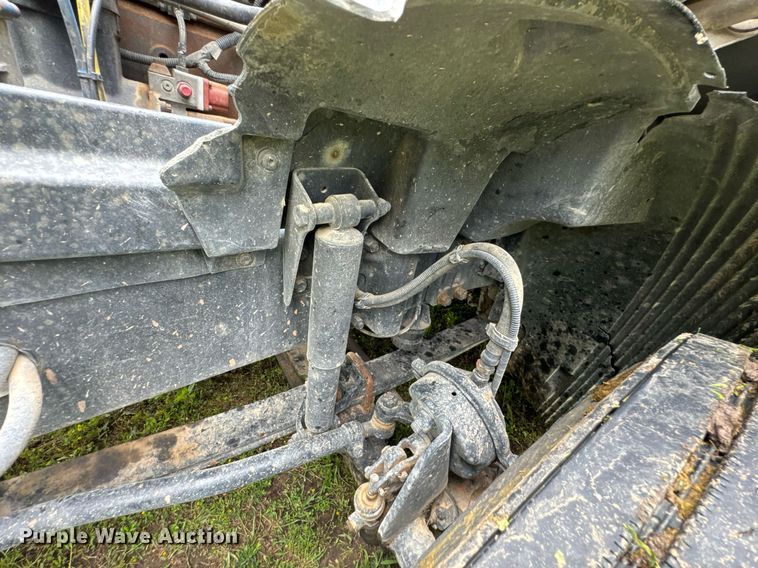 image for item DU9764 1999 Volvo VNL flatbed truck