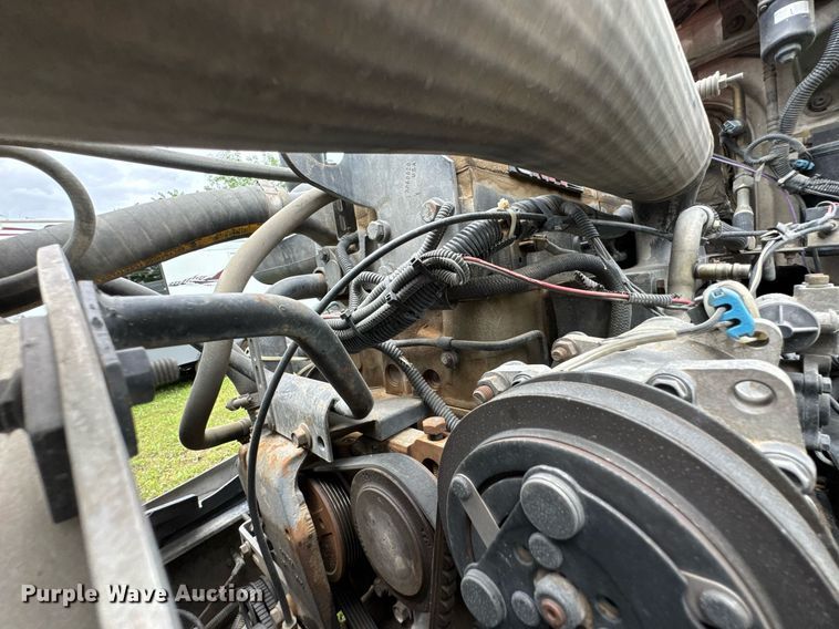 image for item DU9764 1999 Volvo VNL flatbed truck