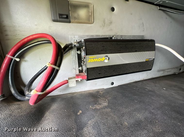 image for item DU9764 1999 Volvo VNL flatbed truck