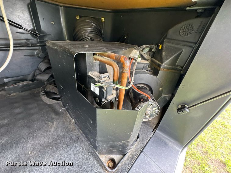 image for item DU9764 1999 Volvo VNL flatbed truck