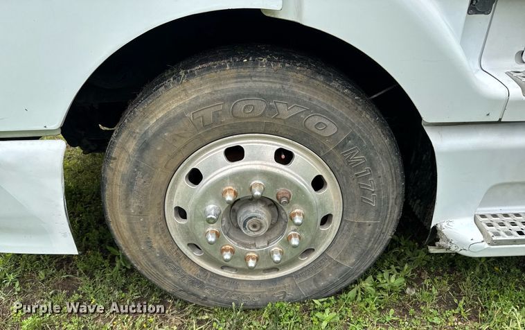 image for item DU9764 1999 Volvo VNL flatbed truck