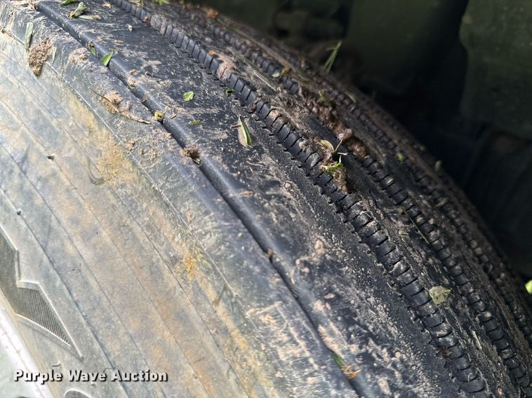 image for item DU9764 1999 Volvo VNL flatbed truck