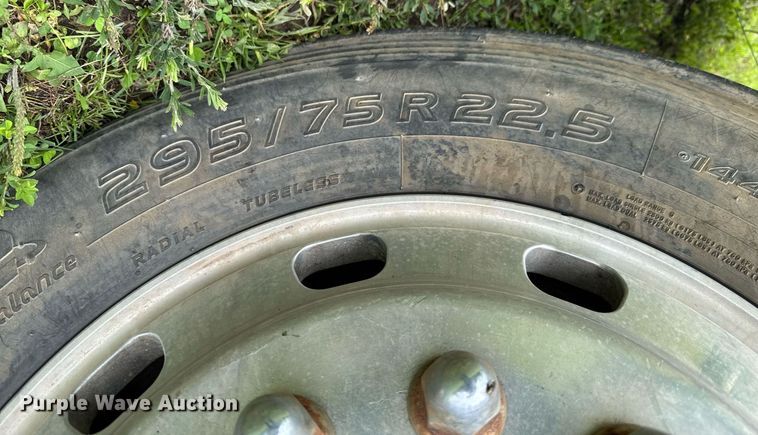 image for item DU9764 1999 Volvo VNL flatbed truck