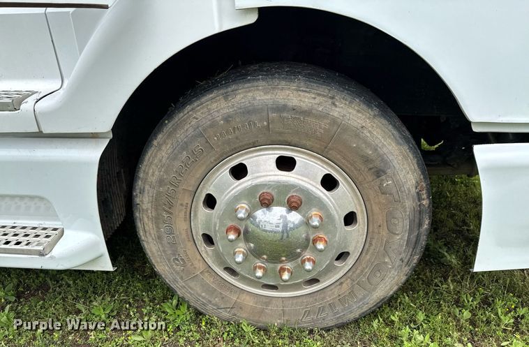 image for item DU9764 1999 Volvo VNL flatbed truck