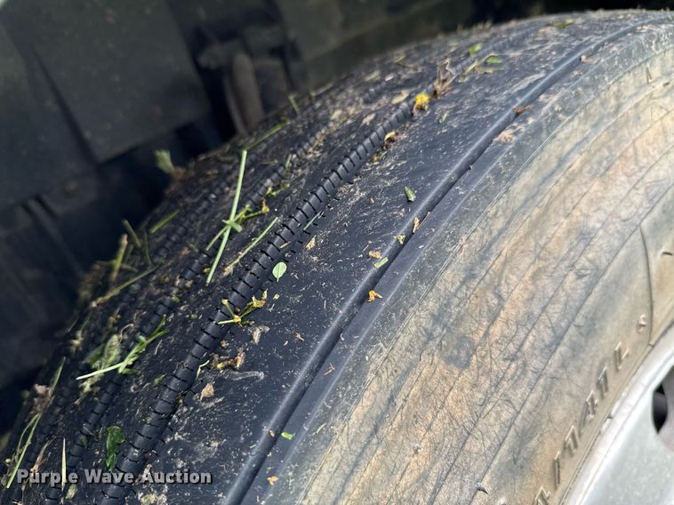 image for item DU9764 1999 Volvo VNL flatbed truck