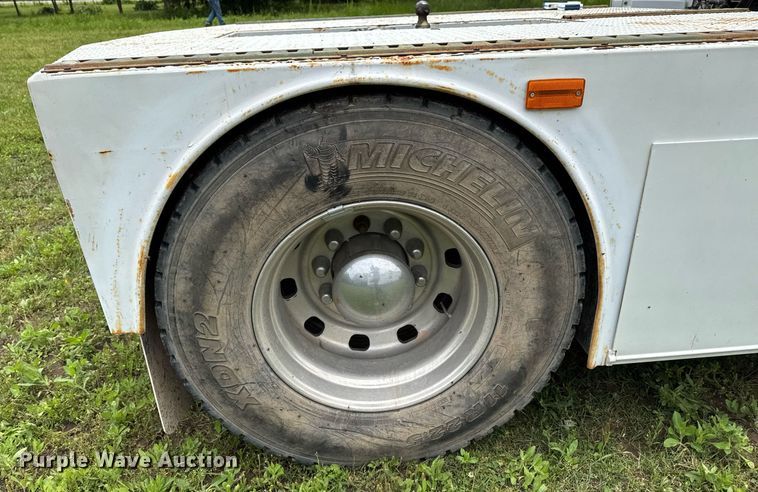 image for item DU9764 1999 Volvo VNL flatbed truck