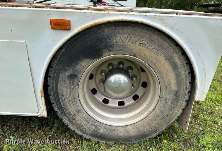 image for item DU9764 1999 Volvo VNL flatbed truck