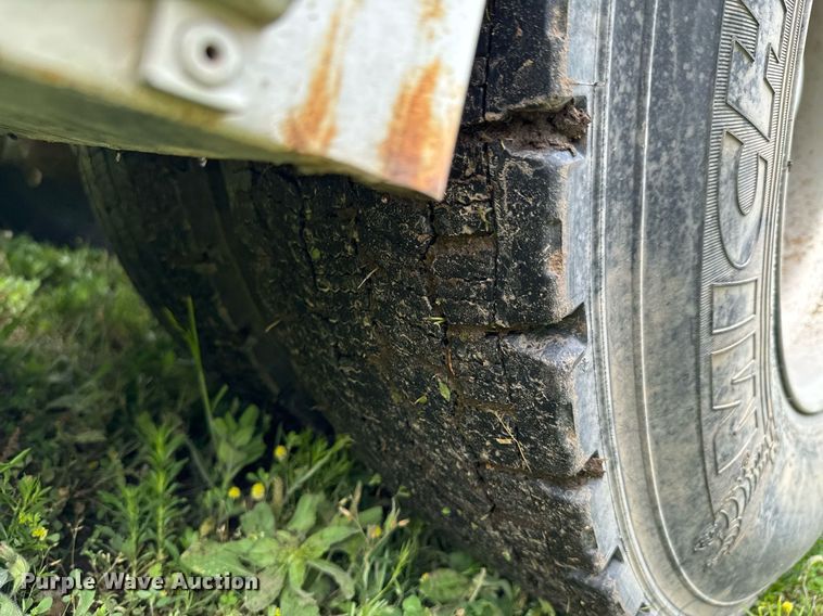 image for item DU9764 1999 Volvo VNL flatbed truck