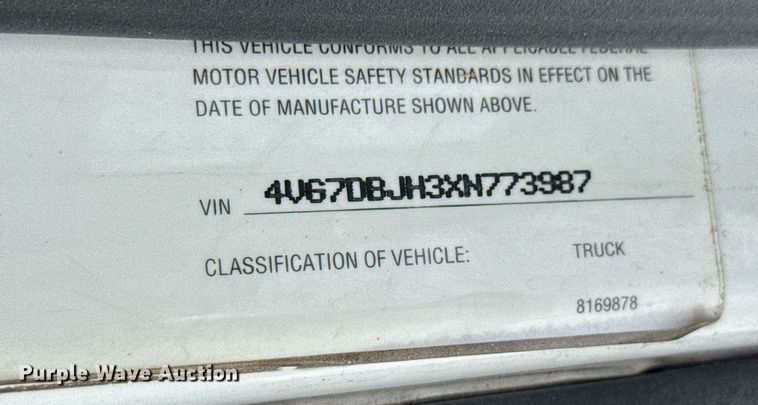 image for item DU9764 1999 Volvo VNL flatbed truck