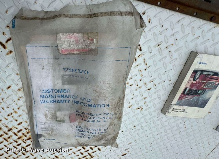 image for item DU9764 1999 Volvo VNL flatbed truck