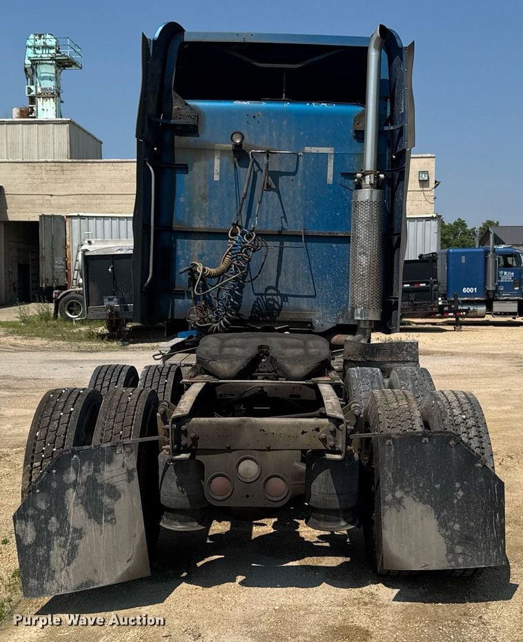 image for item DV2735 2006 Freightliner Columbia semi truck