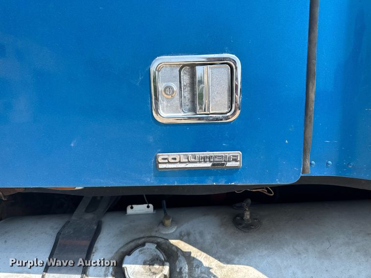 image for item DV2735 2006 Freightliner Columbia semi truck