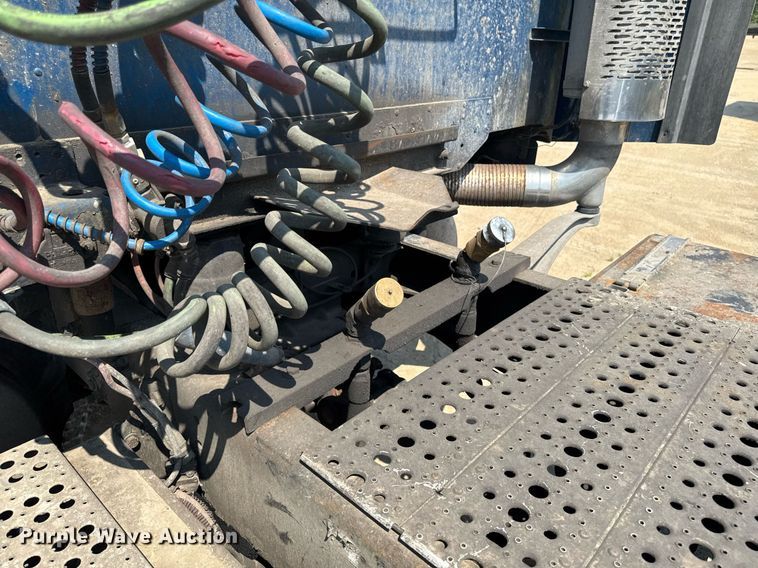 image for item DV2735 2006 Freightliner Columbia semi truck