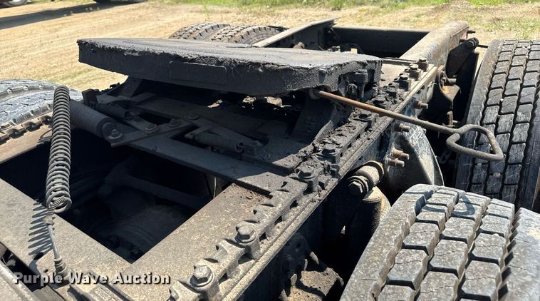 image for item DV2735 2006 Freightliner Columbia semi truck