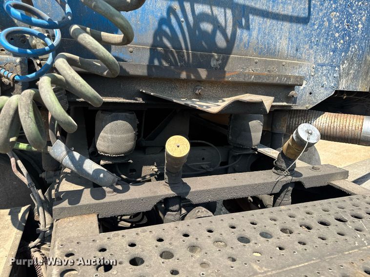 image for item DV2735 2006 Freightliner Columbia semi truck