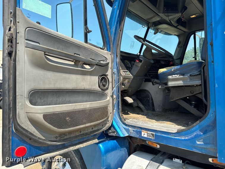 image for item DV2735 2006 Freightliner Columbia semi truck