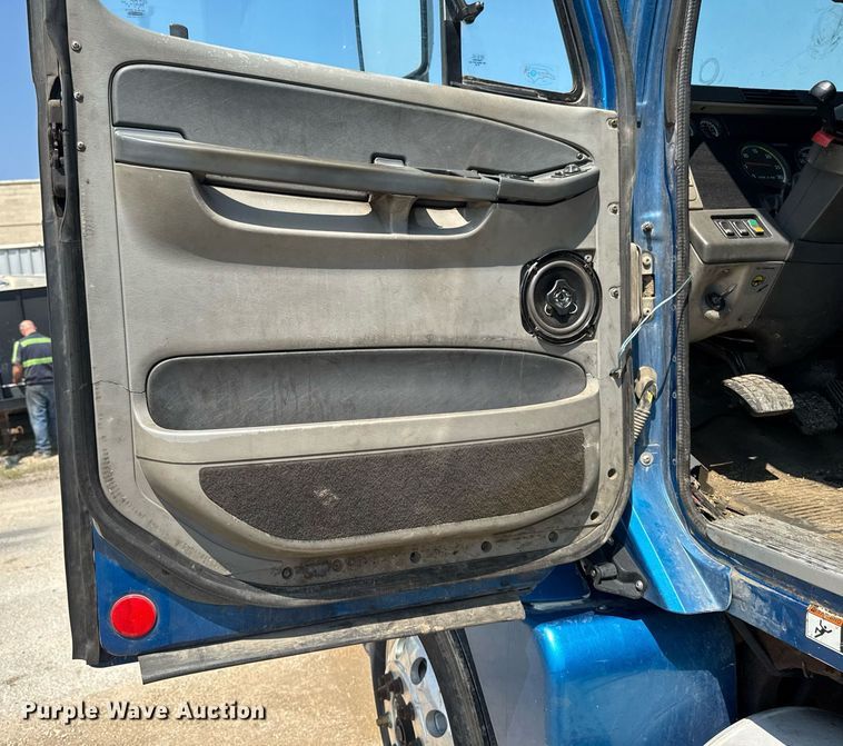 image for item DV2735 2006 Freightliner Columbia semi truck