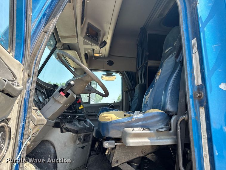 image for item DV2735 2006 Freightliner Columbia semi truck