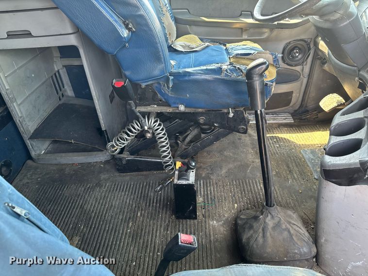 image for item DV2735 2006 Freightliner Columbia semi truck