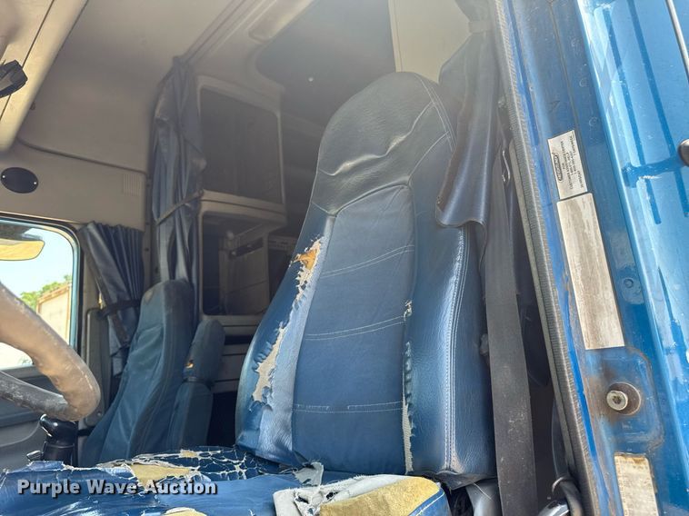 image for item DV2735 2006 Freightliner Columbia semi truck