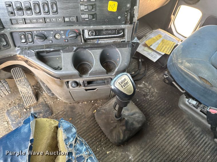 image for item DV2735 2006 Freightliner Columbia semi truck