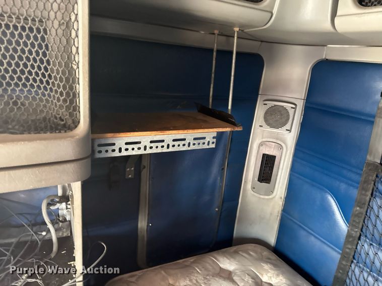 image for item DV2735 2006 Freightliner Columbia semi truck