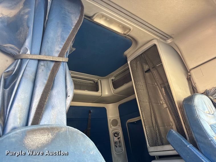 image for item DV2735 2006 Freightliner Columbia semi truck